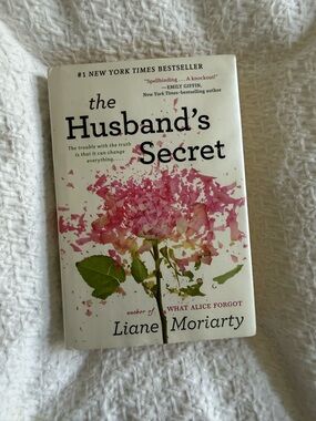 Hardcover: The Husband's Secret by Liane Moriarty (First Edition)